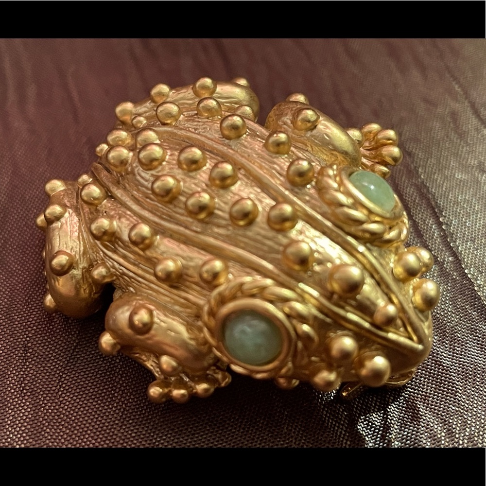 🌞 Gold & jade brooch